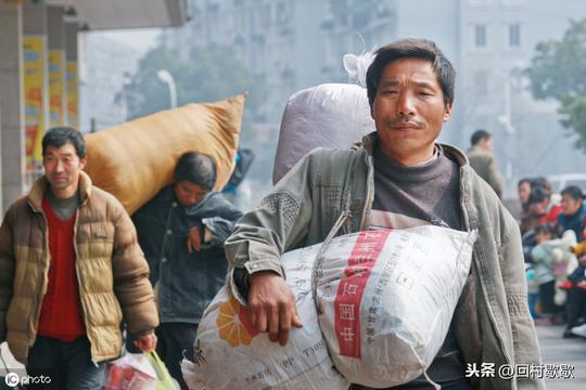 北方农村冬天农闲季，还有农民纷纷外出打工，幸福生活是干出来的
