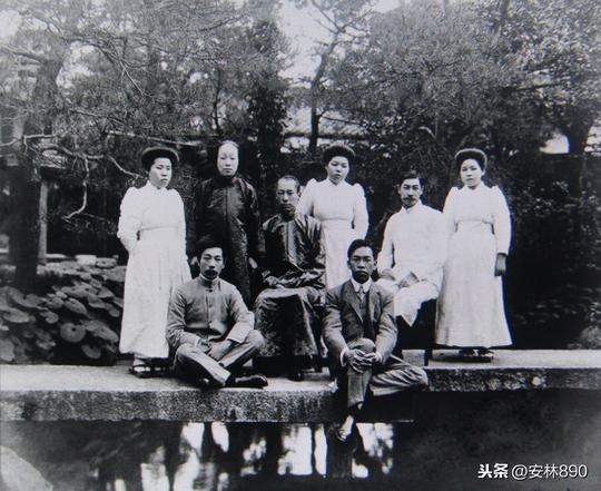 多次给鲁迅介绍工作，借钱支持其买房，还把自己的面包皮给鲁迅吃