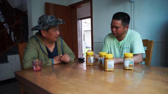农村大哥为养活一家6口人，拼命打工赚钱创业，却给一件事难住了