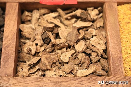 这种药材一亩可以卖8000块，是农民脱贫致富的中药材种植项目