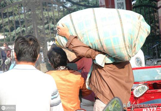 ﻿夫妻摆地摊维持生计，女儿成绩全校第一名，给妈妈写了封信……