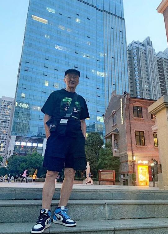 83岁大爷潮成抖音网红，每天衣服鞋不重样，网友：您还缺孙子吗？