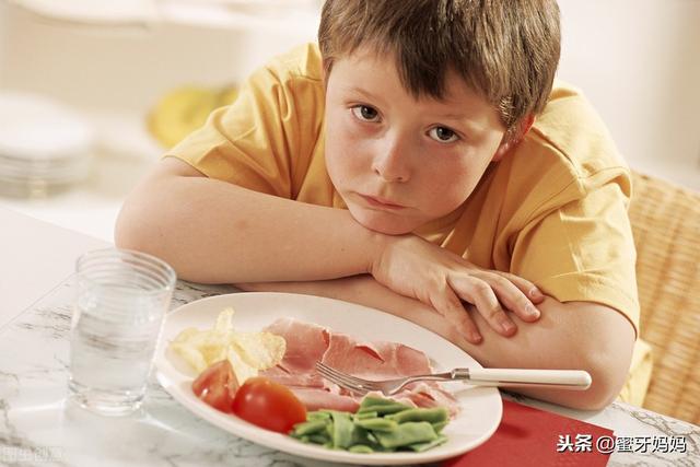 6,成人饭菜的影响家长不为孩子单独制作饭菜,成人的饭菜不利于婴幼儿