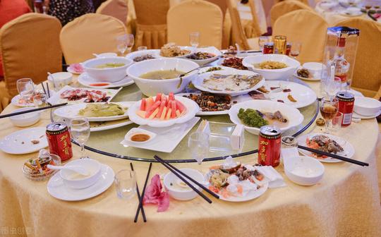 男子投入300万拍美食，被指浪费粮食，网友：送给村民算浪费吗？