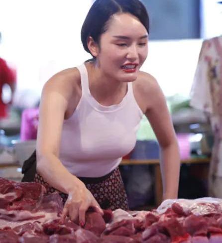27岁女屠户时尚靓丽守摊卖肉，颠覆了屠户在人们心目中的固有形象