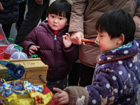 带着孩子摆地摊一个月，挣了1000块钱，儿子的变化让我吃惊