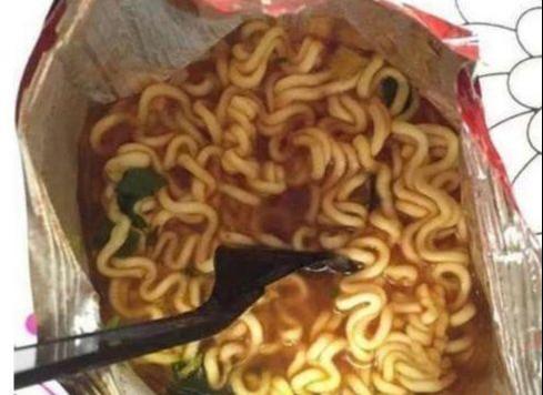 大连网友：最近刮起“炫穷”风，忍了泡面和酱油拌饭，最后的扎心
