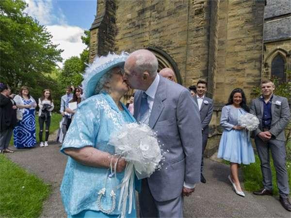 梦见与红衣女子结缘，古老象征与现代解读