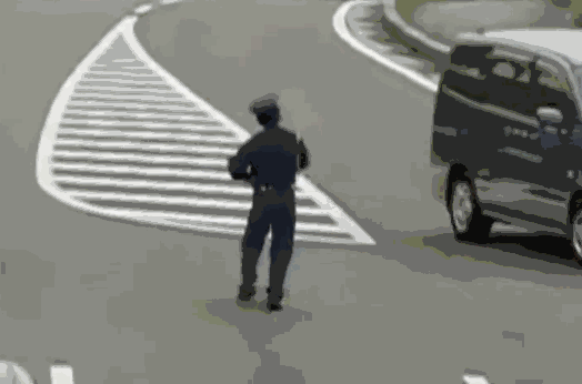 交警大哥你是指挥交通呢还是跳舞呢?-日本交警搞笑指挥你是学表演