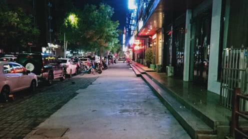 华灯初上的夜景,人来人往的街道