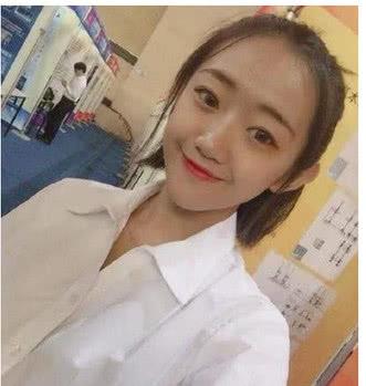如今抖音一姐的素颜照爆出,真实的无美颜无美腿,你们还喜欢吗?
