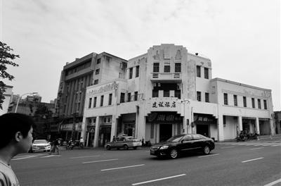 位于现中山一路与创业路交汇处的建设旅店依然是那么醒目.