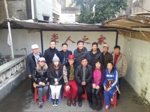 哑吧灯饰有限公司董事长包坚信来温州聋人协会周主席拜访谈谈聋人创业交流一事