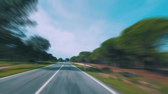 快速奔驰在公路_3840x2160_高清视频素材下载(编号:)