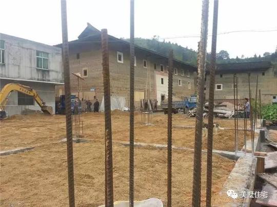 四川小伙创业成功,回家乡盖400万豪宅,室内红木家具260万
