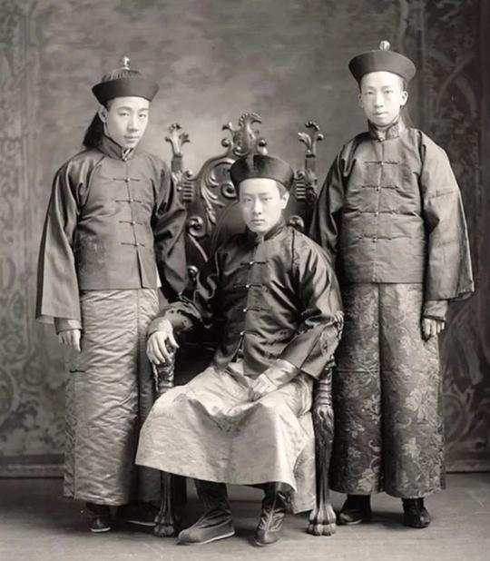 慈禧太后以清朝为历史背景的电影电视剧都非常多,但大多是披着古装