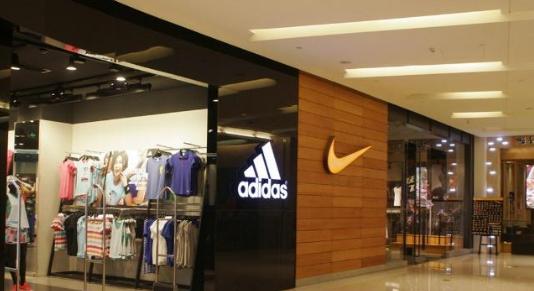 为啥阿迪、耐克的店总挨在一起，是为了抢生意吗？内行人说出实情