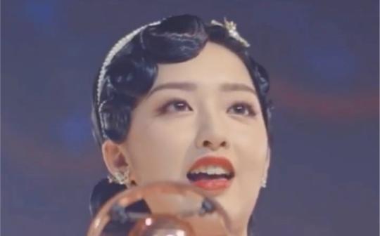 电影《扬名立万》里邓恩熙饰演夜莺，妹妹真的好漂亮