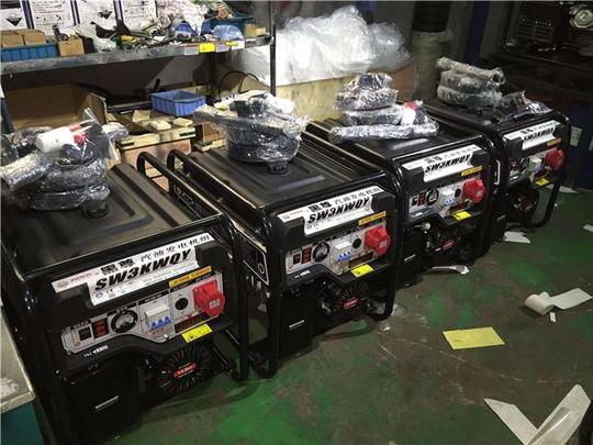 6号轻汽油中浸泡后再榨取油脂,然后经过一系列加工过后形成大豆食用油