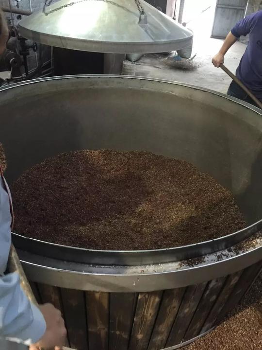 "取云台深水慢蒸琼浆,选五谷优粮细酿玉体"是酒厂一直坚守的底限