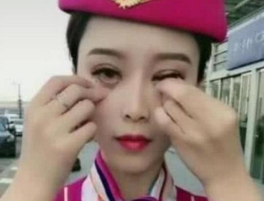 空姐下班直播卸妆,却意外惊艳众人,网友:不按套路出牌!