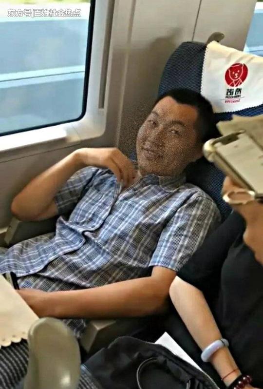 高铁美女双脚放桌上，男子拍摄短视频发朋友圈，走进一看却伤心了