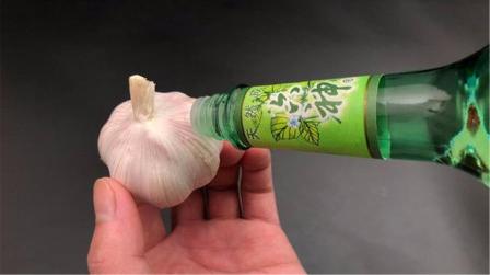把花露水滴在大蒜上，解决了家家户户的苦恼，看到的都说好
