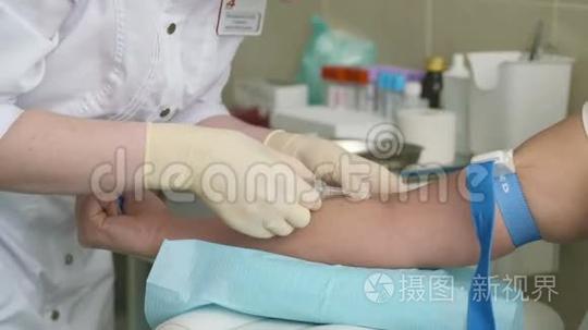 护士从病人那里取血短视频