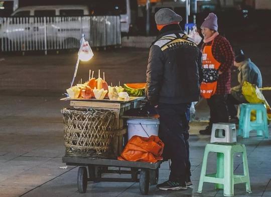 他们还在为了挣钱,在天寒地冻的大冬天做着一些小生意.