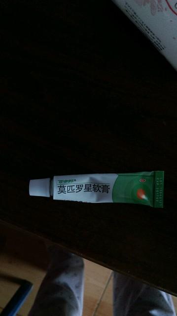 婴儿脸上老长热疹怎么办
