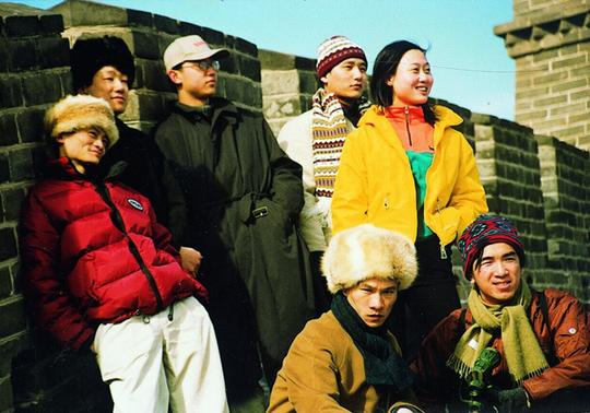 图为1998年马云和他的创业伙伴在长城合影