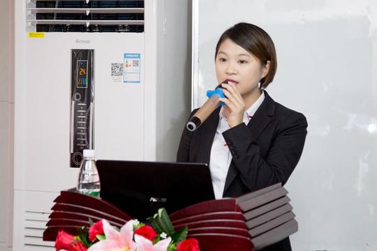 罗廷妍参与"让天下没有难做的创业老板"签约仪式