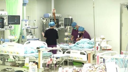 家人忙着开店做生意,三岁女儿从9楼家中掉到了4楼