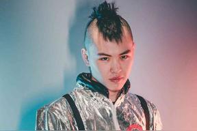 张玮的成名作品有哪些（张玮是靠什么火的）