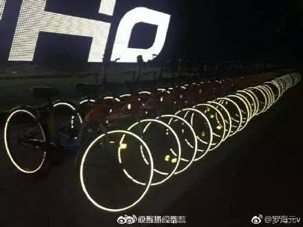 谁说共享单车的颜色用完了!晚上这炫目的夜光特效亮瞎我的眼.