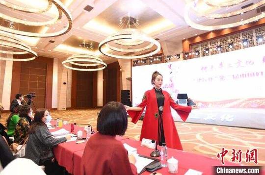 图为参赛项目在总决赛现场向评委展示产品实物。武敏摄