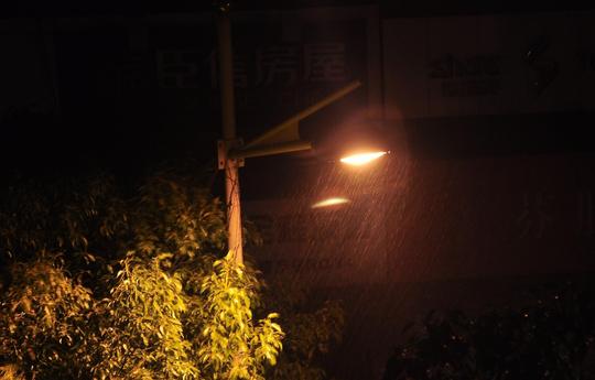 路灯下雨图片