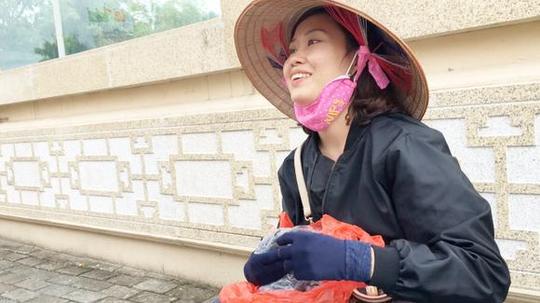 视频:在广西中越边境，这个越南女孩生意好，关键是人还漂亮，你觉得呢