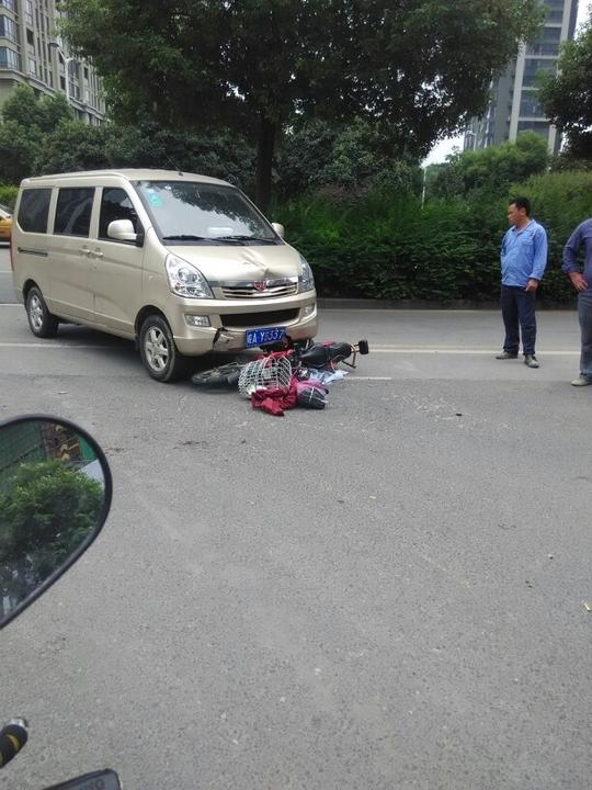 潜山路与祁门路交口发生交通事故