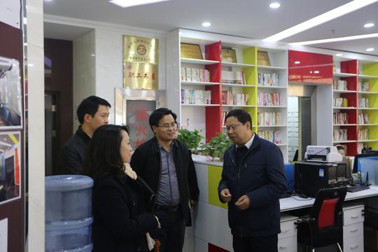 创业中心主任赵新良向来访者介绍了园区的发展历程,产业聚集,明星