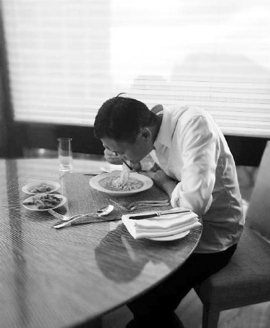 "该条动态还配了马云正在吃饭的图,餐盘里装的是方便面,咸菜和大蒜.