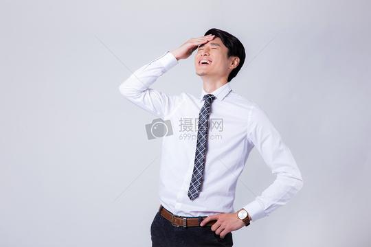 扶额大笑的商务男士半身像