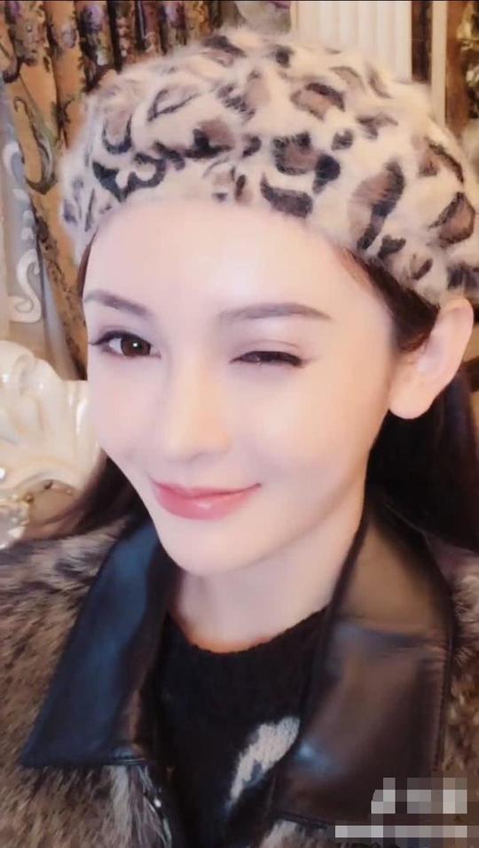抖音现身高仿"杨颖",笑起来眨眼的瞬间,网友:觉得更像