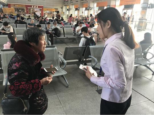 老人车站如厕买水错过班车,险丢两孙子,多亏佛山这家客运站员工