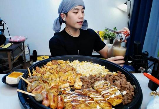 "大胃王"骗局升级,火锅底料是蛋糕可以忍,龙虾是模型