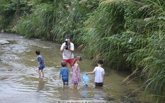 安徽查济古村落原住民许溪河孩子玩水戏水夏天摄影