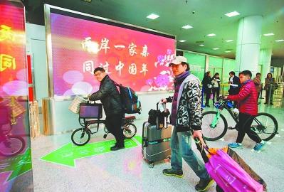 东南网2月4日讯(福建日报记者吴洪刘深魁陈梦婕李烈)台胞拖着