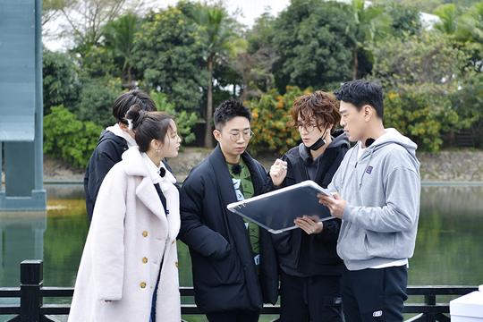 《神奇公司在哪里》上演年终考核，杨迪模仿薛之谦变“美杜莎”