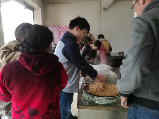 河南农村小夫妻集市摆摊卖早餐称月入万元不轻松