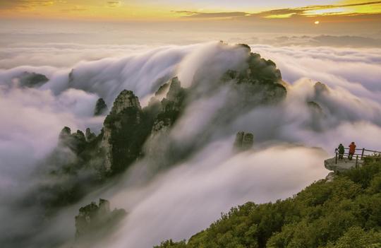 河北省涞源县的白石山景区出现了罕见的瀑布云景观,开启了"霸屏模式".